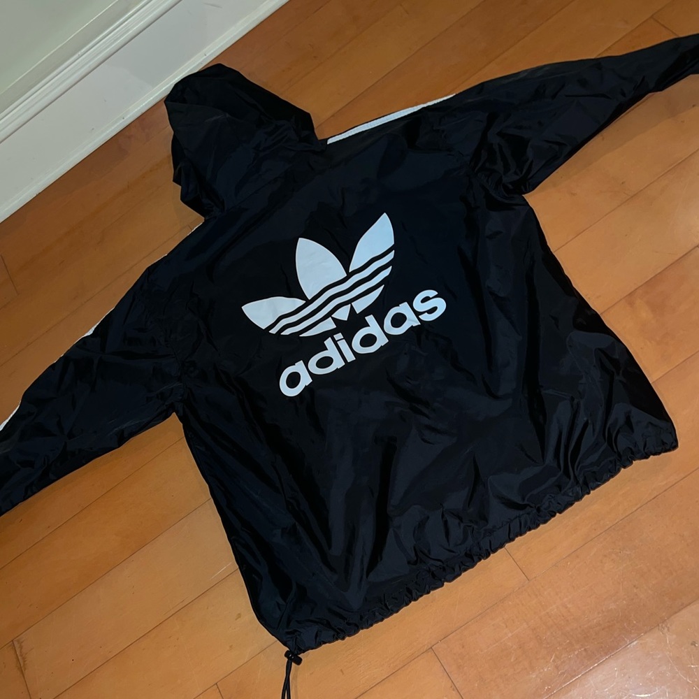 Drawcord-adjustable hood and adjustable elastic hem. Relaxed fit 100% nylon